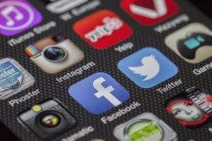54e9d74a4356b10ff3d8992cc52036761d39c3e45658754d772d79dd95_640_social-media