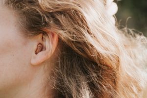 nom-small-intra-channel-hearing-aid-in-the-ear-of-a-woman-hearing-aid-ear-deaf-woman-acoustic-adult_t20_R0nw2X