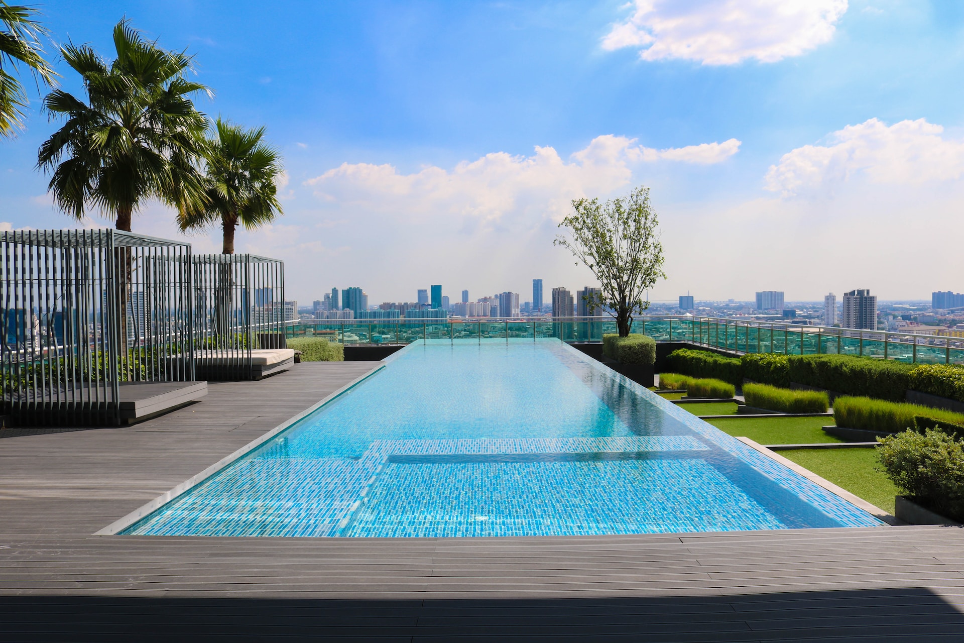 5 Signs That Your Home's Swimming Pool Needs New Coping