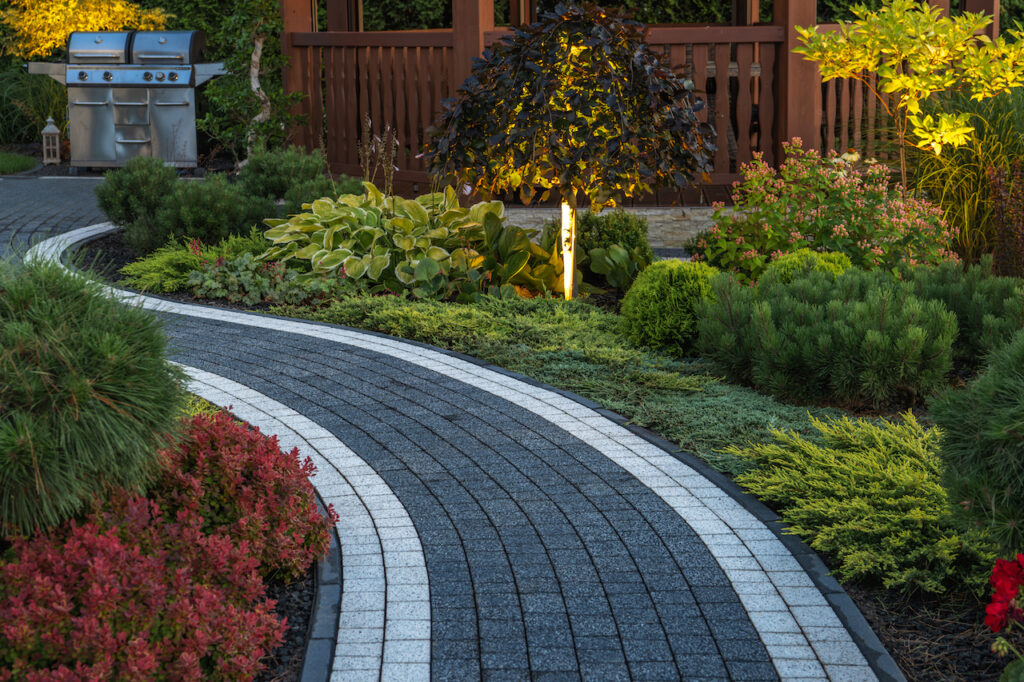 7 Ways to Maximize Space in Cozy Outdoor Areas