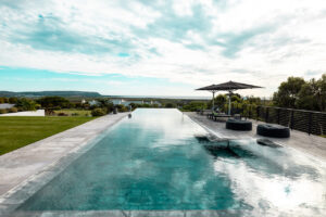 Must-Have Features for a Luxury Backyard Pool